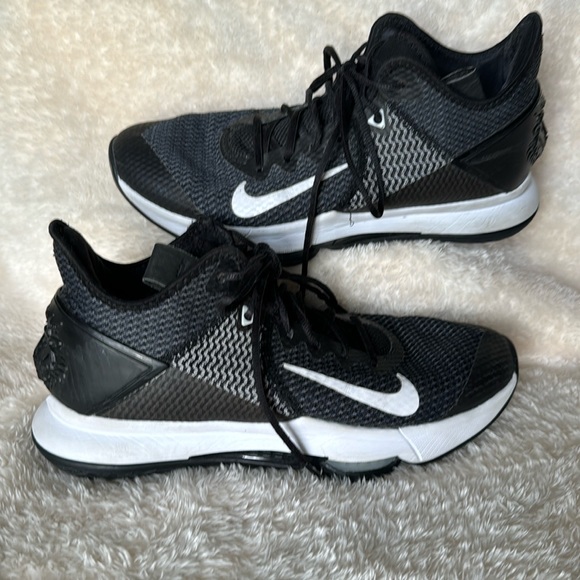 nike lebron james witness 4